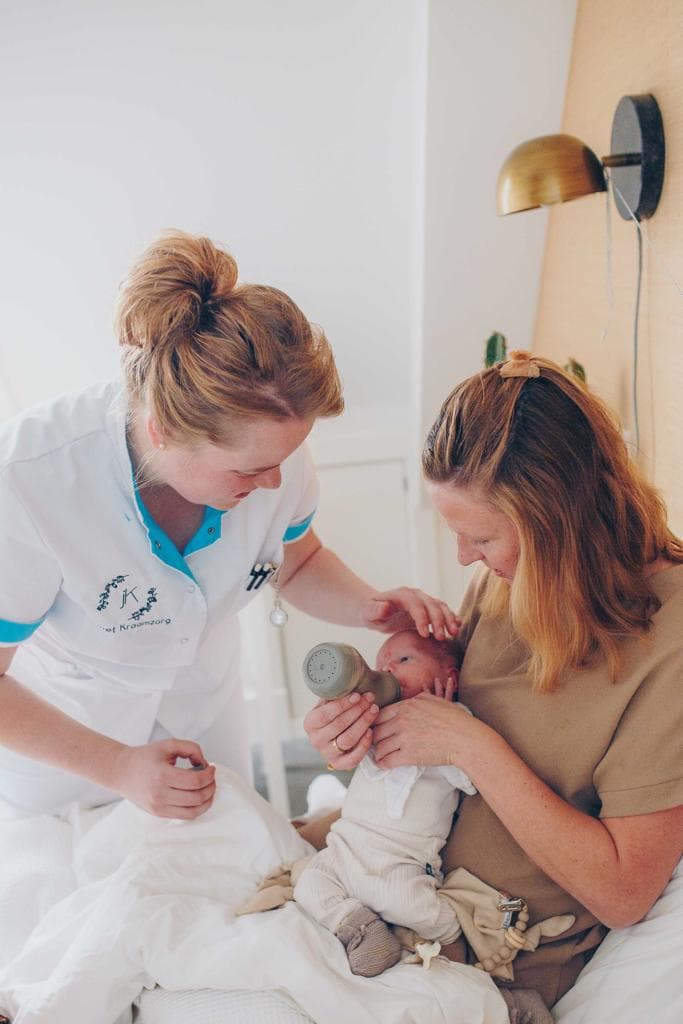 Jannet helpt moeder met baby