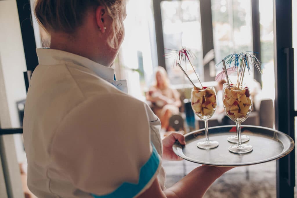 Jannet serveert met een lach